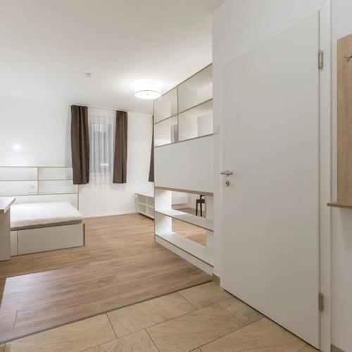 Egyedi szabású fehér ajtó